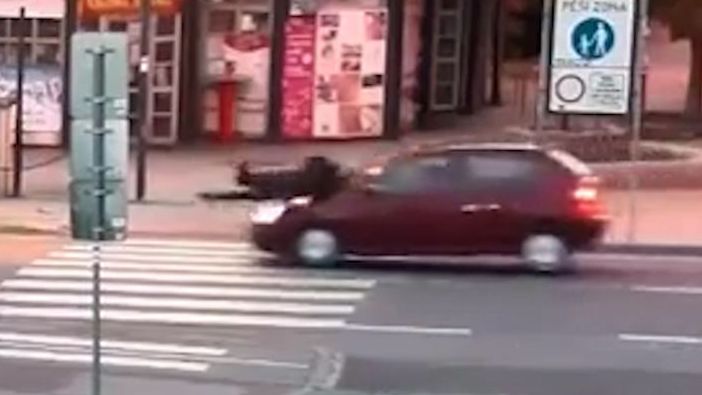 Telefonující ženu smetlo na přechodu v Břeclavi auto. Nehodu zachytila kamera